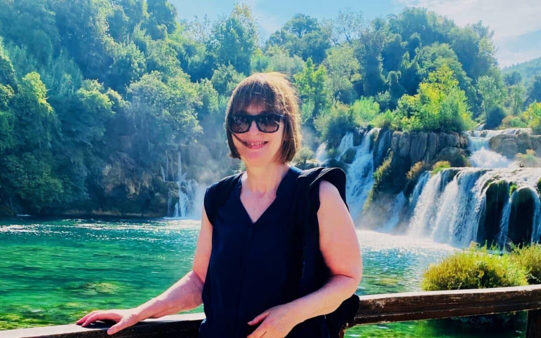 Beitragsbild Quartalsrückblick Q3/2024 - Angelika Klein vor dem Skradinski Buk Wasserfall im Krka Nationalpark in Kroatien - angiestravelroutes.com