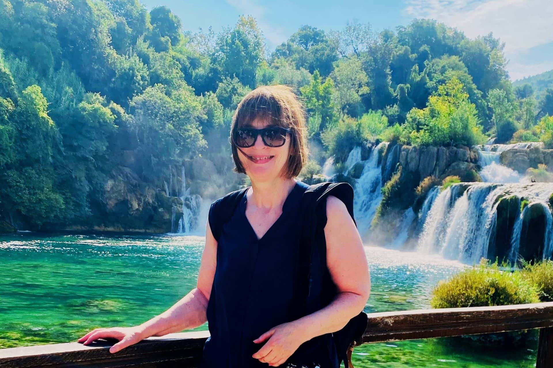 bb-quartalsrueckblick-q3-2024 Beitragsbild Quartalsrückblick Q3/2024 - Angelika Klein vor dem Skradinski Buk Wasserfall im Krka Nationalpark in Kroatien - angiestravelroutes.com