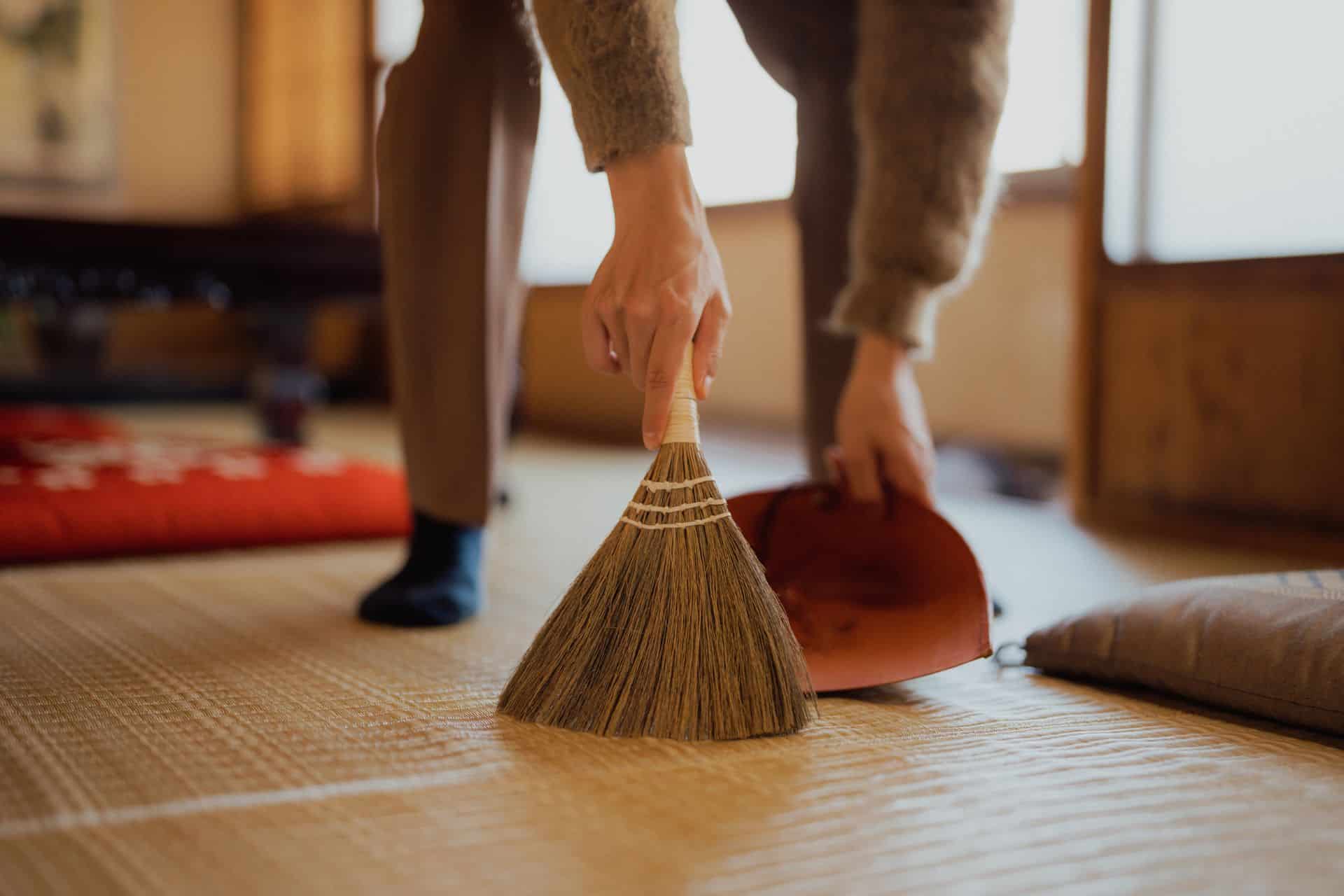 bb-swabian-sweeping-week BB-Schwäbische Kehrwoche - Hands that handle the shovel and hand brush