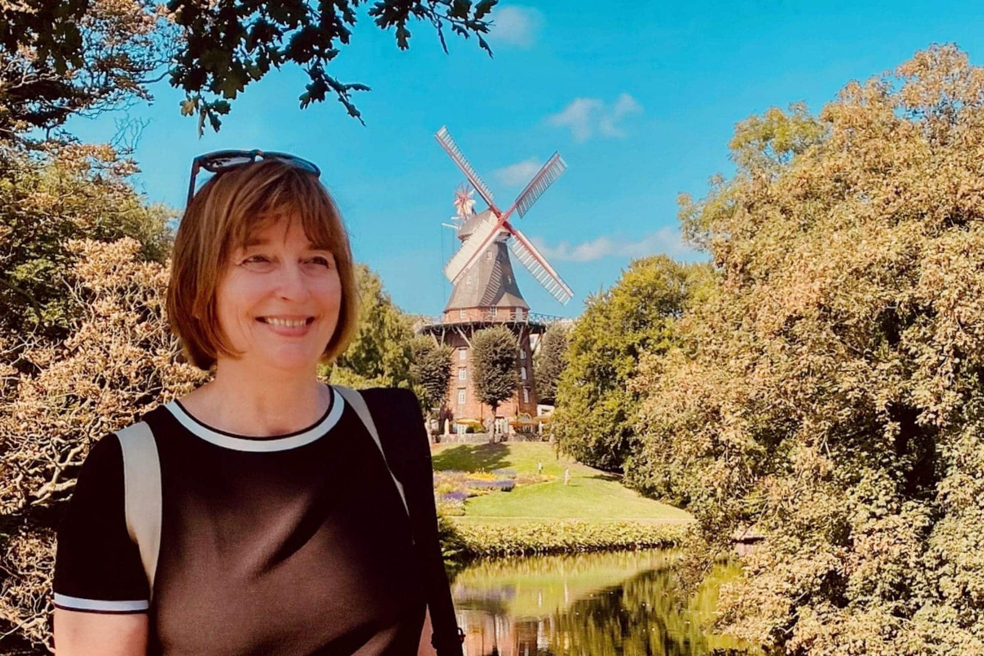 Bremen, Wallanlagen – Angelika Klein vorn links im Bild, im Hintergrund die Mühle in den Wallanlagen - angiestravelroutes.com