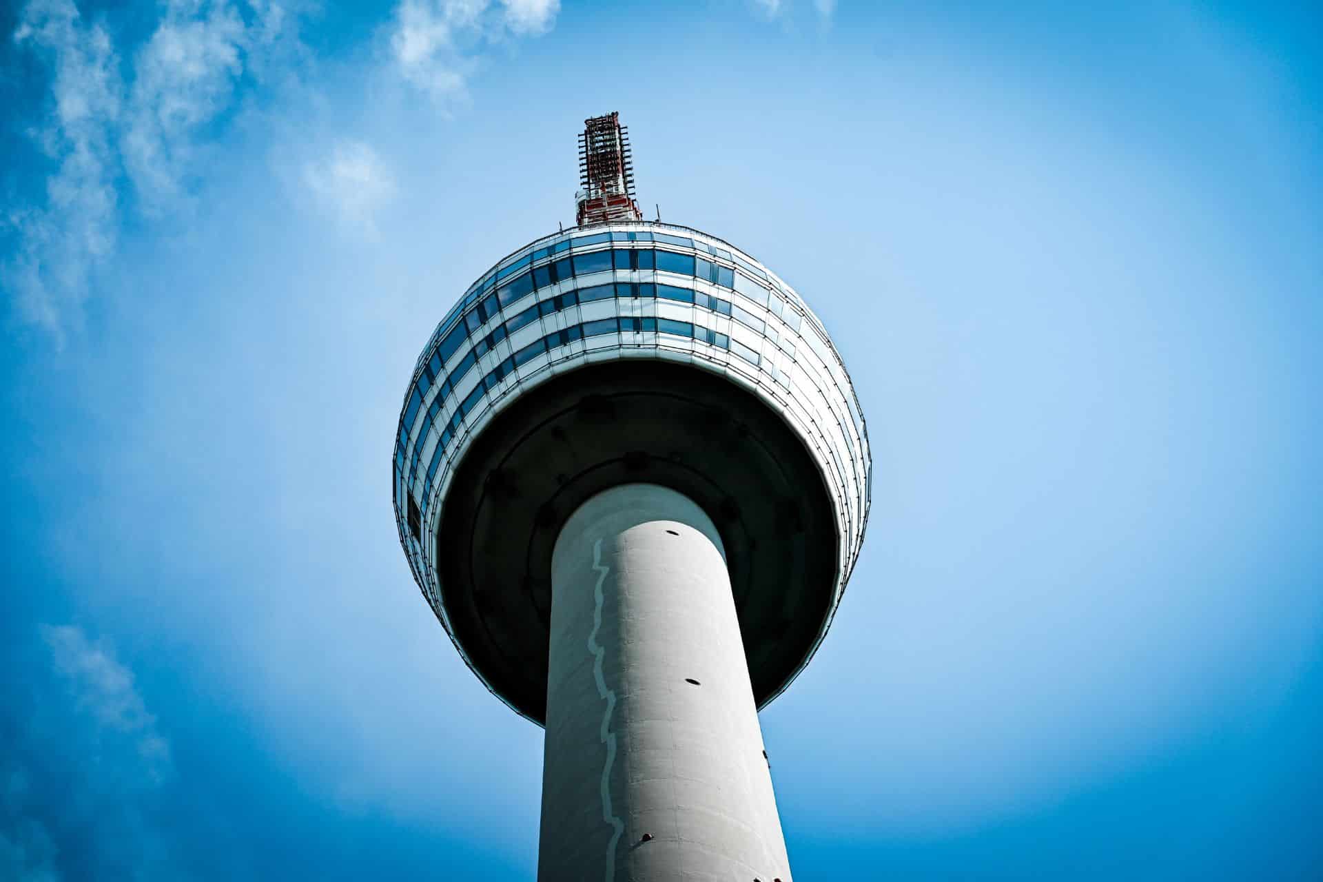 Stuttgarter Fernsehturm – Turmkorb und Sendemast von unten fotografiert, im Hintergrund der tiefblaue Himmel - angiestravelroutes.com