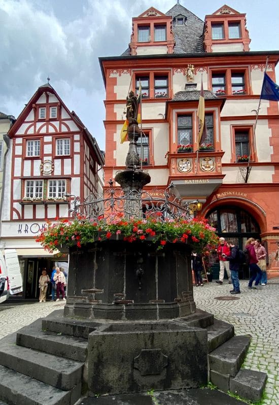 Bernkastel-Kues, Marktplatz mit Michaelsbrunnen