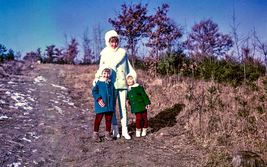 Sindelfingen - Winter walk in the forest - my mother, my sister (approx. 3 years) and I (approx. 4 years) are snuggled up - angiestravelroutes.com