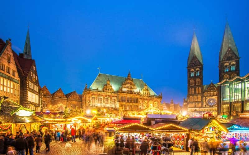 Weihnachtsmarkt Bremen - Marktplatz mit festlich geschmückten Buden, dem beleuchteten Rathaus und dem Petridom. - angiestravelroutes.com