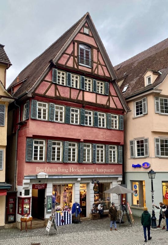 Hesse Cabinet, Tübingen: Exterior view of the Heckenhauer antiquarian bookshop in a red half-timbered house