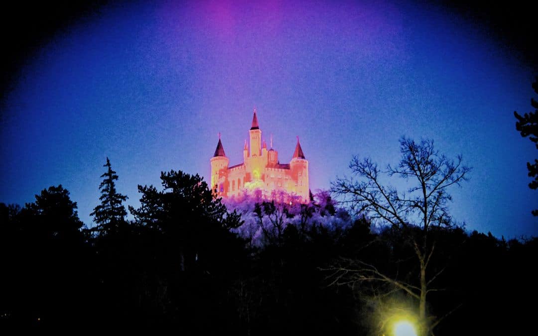 Burg Hohenzollern, Schwäbische Alb, Baden-Württemberg - die rot angestrahlte Burg auf dem Zollerberg am Abend - angiestravelroutes.com