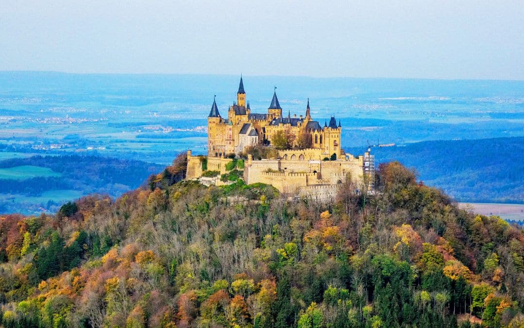Burg Hohenzollern auf dem bewaldeten Bergkegel des Hohenzollern- fotografiert vom Aussichtspunkt Zeller Horn - Oktober 2022 - angiestravelroutes.com