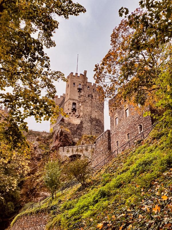 Burg Rheinstein im Herbst - vom Fußweg unterhalb der Burg fotografiert - angiestravelroutes.com