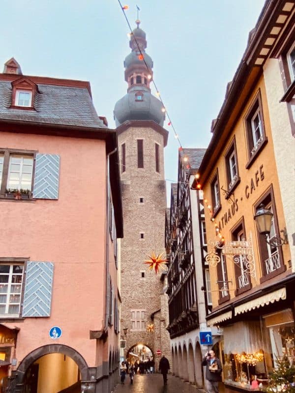 Weihnachtsmarkt Cochem - Blick vom Marktplatz auf den Turm der Stadtkirche St. Martin - angiestravelroutes.com