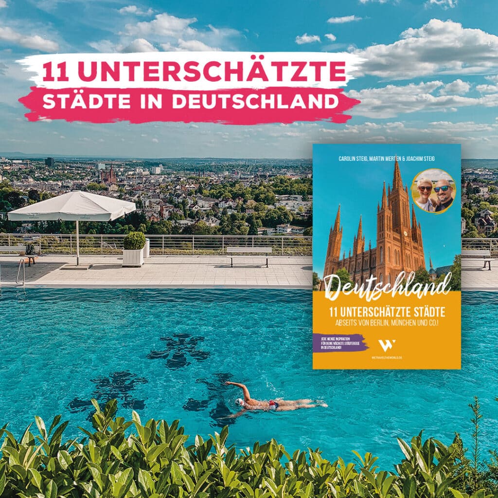 WE TRAVEL THE WORLD - Buchtitel Deutschland 11 unterschätzte Städte abseits von Berlin, München und Co.! mit Foto eines Rooftop-Swimmingpools und Blick auf die Stadt Wiesbaden - Werbegrafik