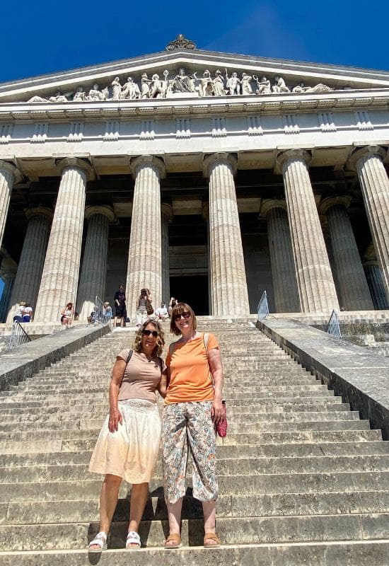 Mit meiner Schwester auf der Treppe zur Walhalla bei Regensburg - angiestravelroutes.com