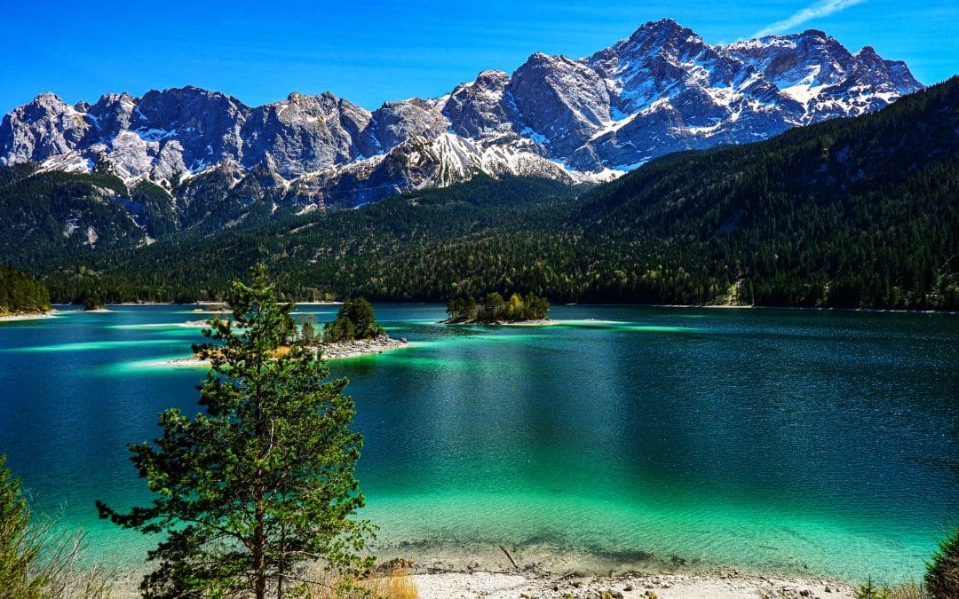 Eibsee, Grainau: View from the northern shore of the turquoise-blue lake with several islands and the Zugspitze massif