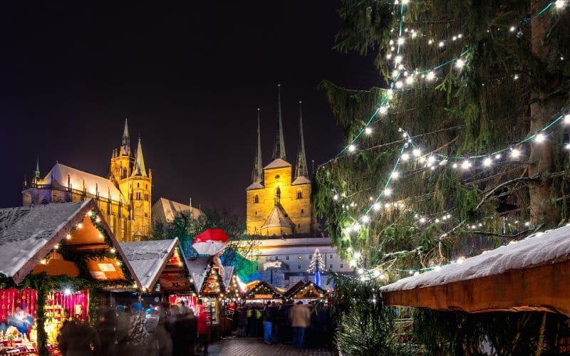 Weihnachtsmarkt Erfurt - Domplatz mit geschmückten Weihnachtshütten, dem beleuchteten Dom und der Kirche St. Severi - angiestravelroutes.com