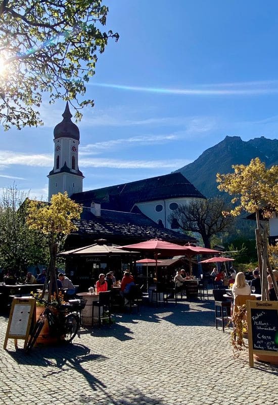 Garmisch-Partenkirchen, Mohrenplatz with well-attended outdoor gastronomy