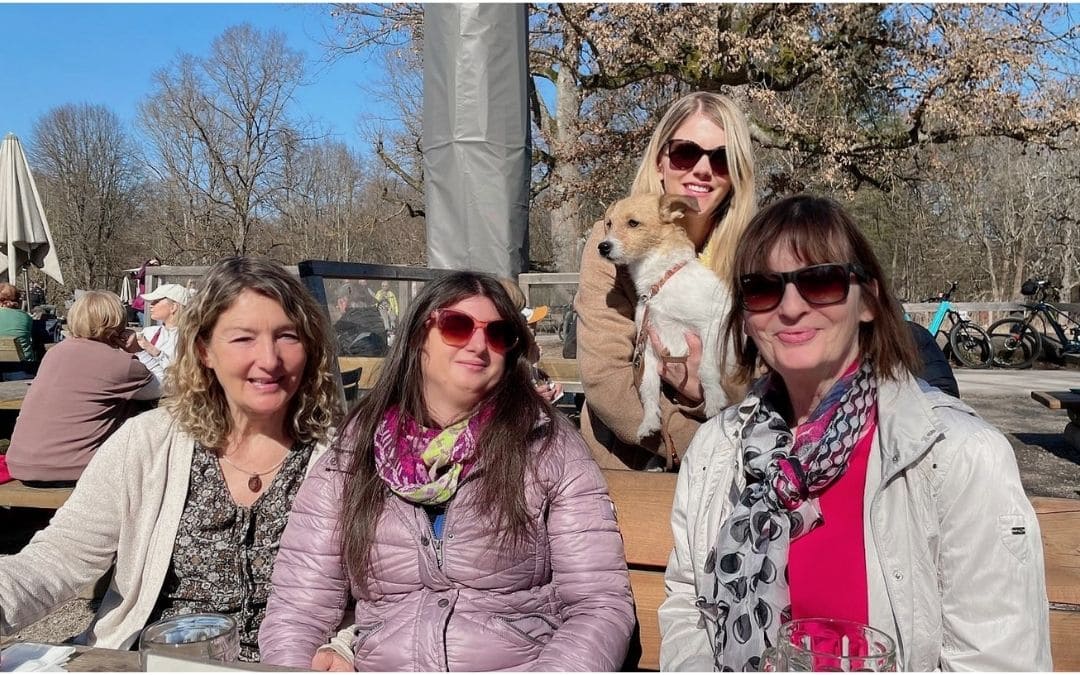 Meine Schwester, meine Nichte, meine Tochter (mit Cookie) und ich beim Spaziergang am Bärensee - angiestravelroutes.com