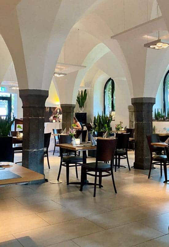 Interior with a high vaulted ceiling at the gourmet restaurant Gerhards Genussgesellschaft in Koblenz