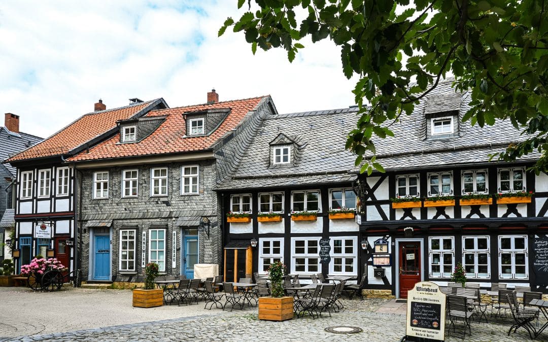 Altstadt Goslar - kleine Wohnhäuser mit Schieferdächern und mit Schiefer verkleideten Häuserwänden - angiestravelroutes.com