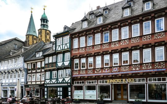 Goslar, Altstadt - Fachwerkhäuser, im  Hintergrund die Türme der Marktkirche