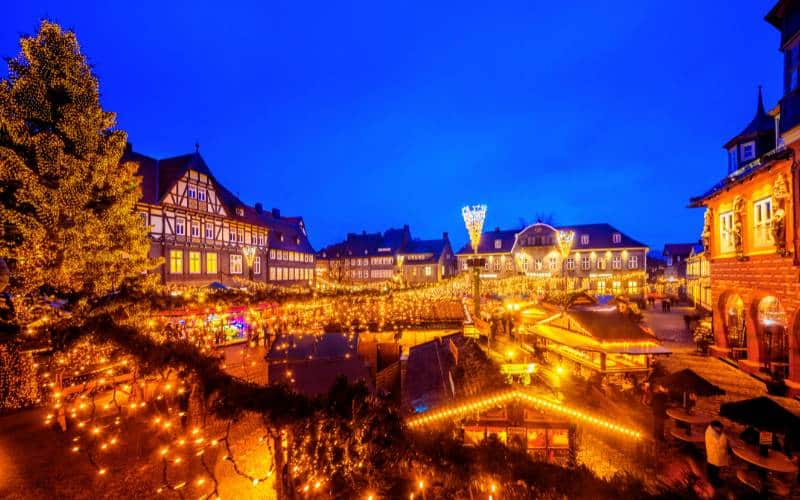 Weihnachtsmarkt Goslar - Marktplatz mit Blick auf die Kämmerei, rechts im Bild die Kaiserworth - angiestravelroutes.com