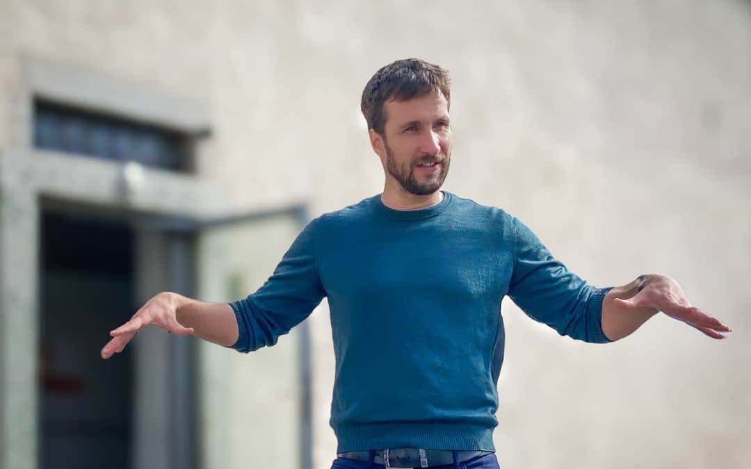 Historiker Hannes Liebrandt in Aktion bei der Studienreise "Auf den Spuren des Nationalsozialismus im Alpenraum" - angiestravelroutes.com