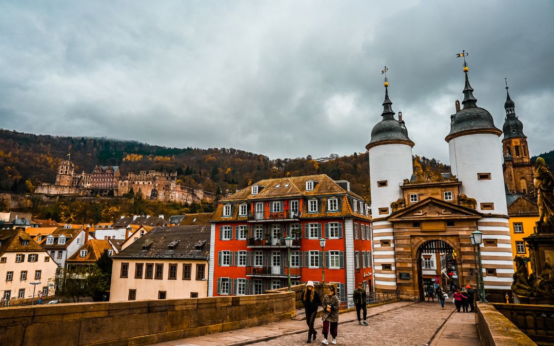 Heidelbergs Alte Brücke, im Hintergrund die Schlossruine - angiestravelroutes.com