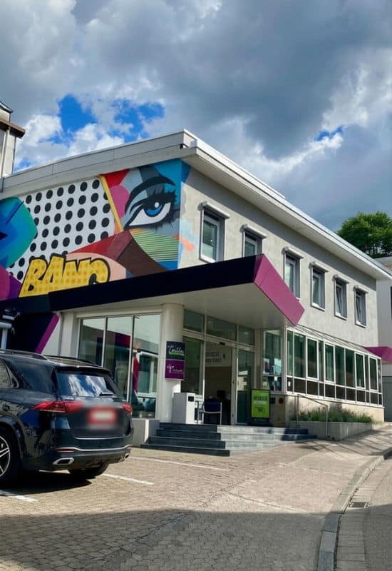 Hotel Am Triller, Außenansicht, mit Fassadenbemalung im Pop-Art-Stil