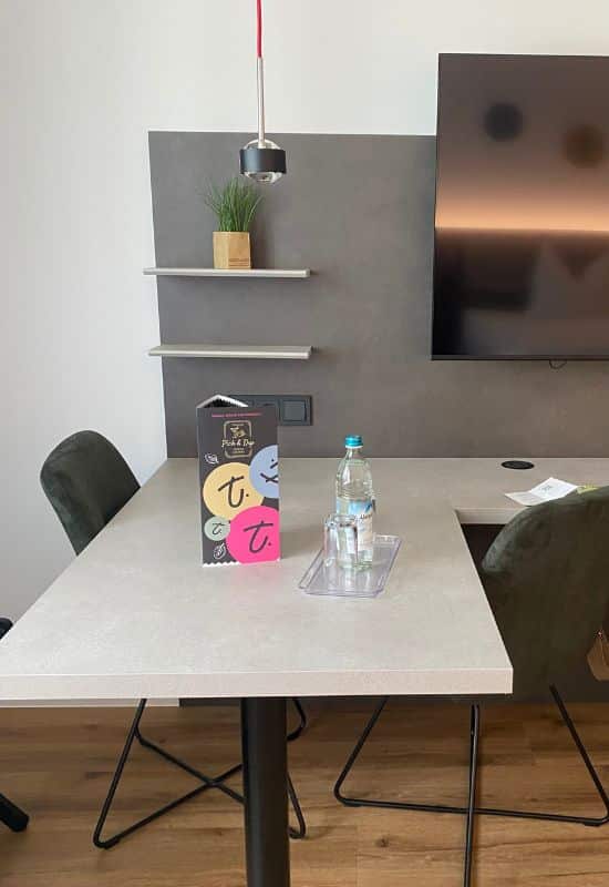 Hotel Am Triller, Saarbrücken - Schreibtisch mit zwei gegenüberliegenden Arbeitsplätzen