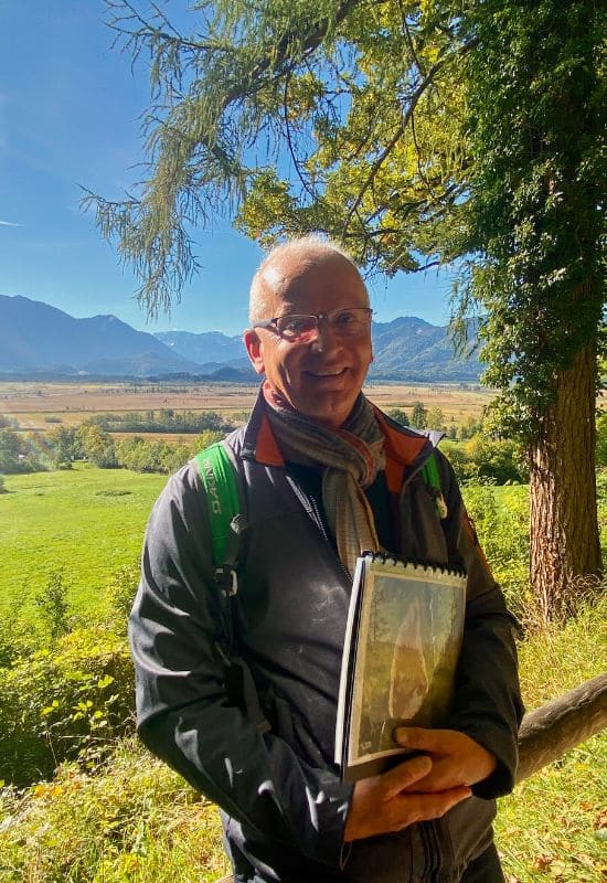 Gästeführer Jac-Peter Tölkes am Murnauer Moos, im Hintergrund das Alpenpanorama - angiestravelroutes.com