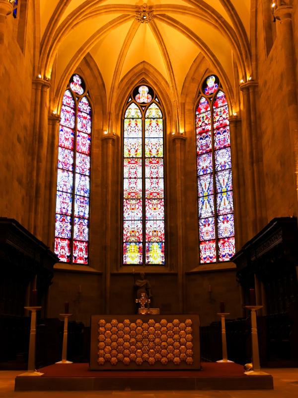 Abteikirche Tholey - Chor mit Altar und den Fenstern von Gerhard Richter - angiestravelroutes.com