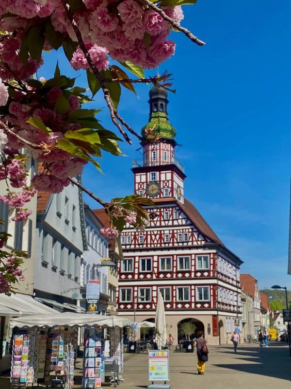 Rathaus, Kirchheim - prächtiges Fachwerkhaus - aufgesetzter Uhrturm mit geschwungener Haube - angiestravelroutes.com