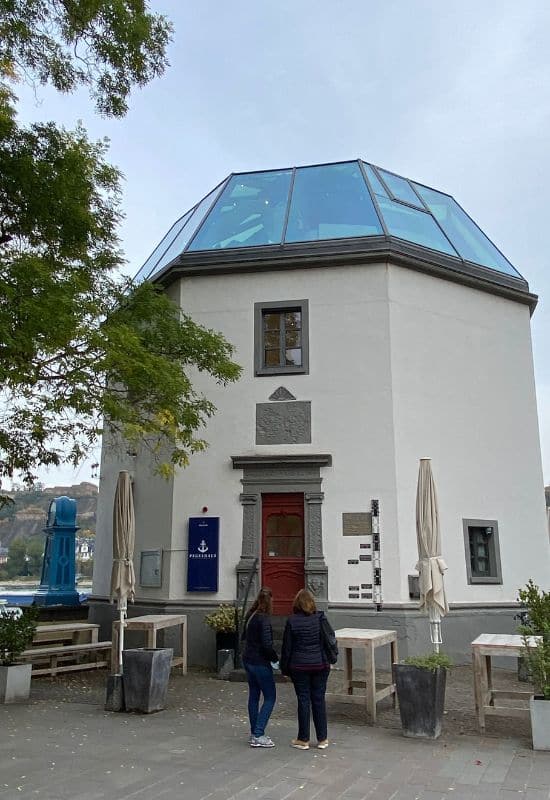The water level station with flood marks on the entrance and a glass roof on Konrad-Adenauer-Ufer in Koblenz