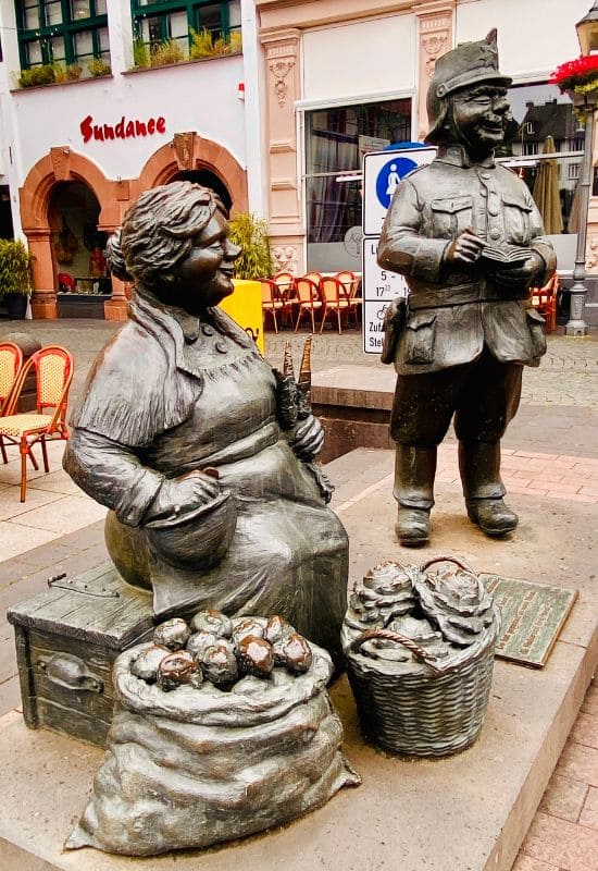 Koblenz, Münzplatz—Koblenz’s iconic characters, Police Officer Otto and Market Woman Ringelstein