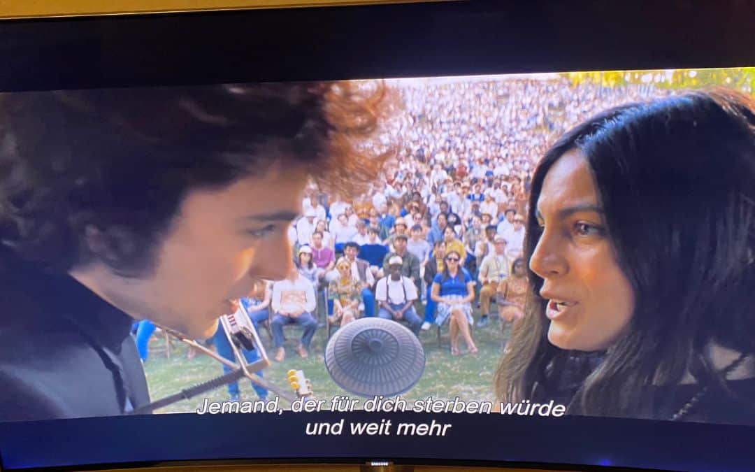 Vom Fernseher abfotografiert: Timothée Chalamet und Monica Barbaro alias Bob Dylan und Joan Baez singen "It Ain't Me, Babe" auf dem Newport Folk Festival.