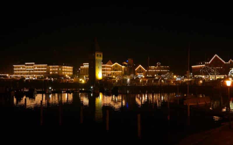 Lindauer Hafenweihnacht: The illuminated harbor in the evening. - angiestravelroutes.com