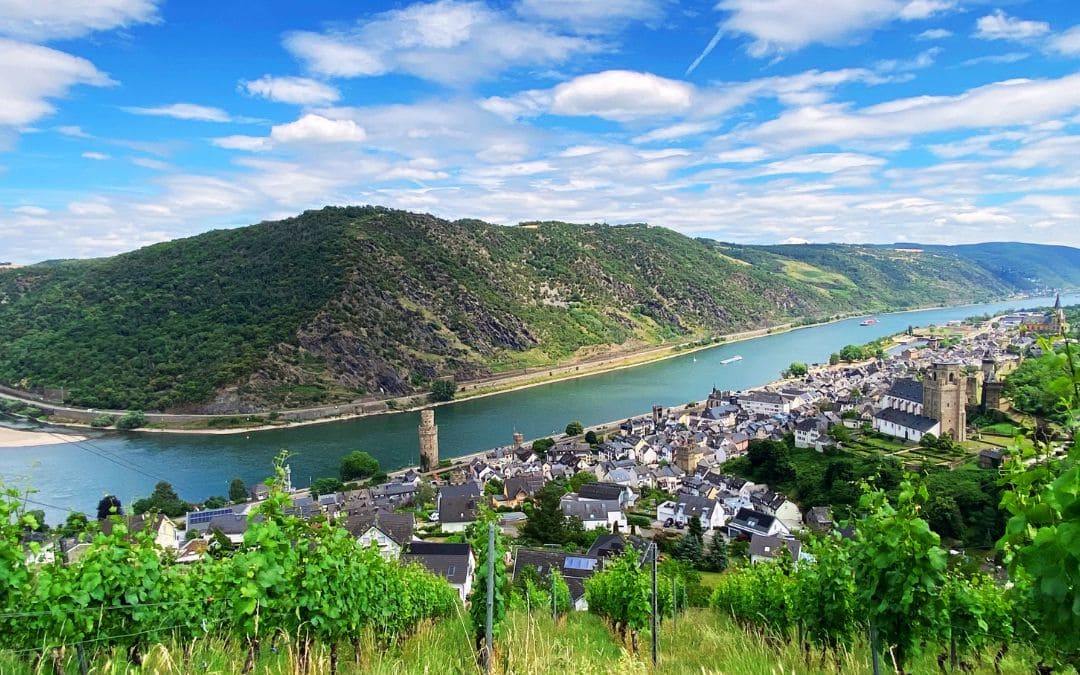 Oberes Mittelrheintal - Blick auf Oberwesel und die gegenüberliegende Loreley