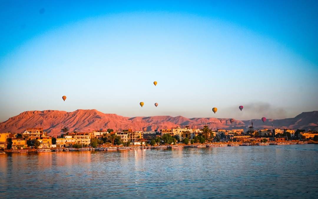Luxor - Heißluftballone über der Stadt - Blick vom Nilschiff - angiestravelroutes.com
