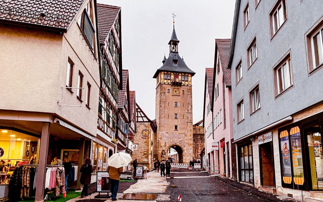 Die Marktstraße in Marbach mit dem Oberen Torturm an einem Regentag. Vor dem Torturm sieht man einen Bauzaun. angiestravelroutes.com