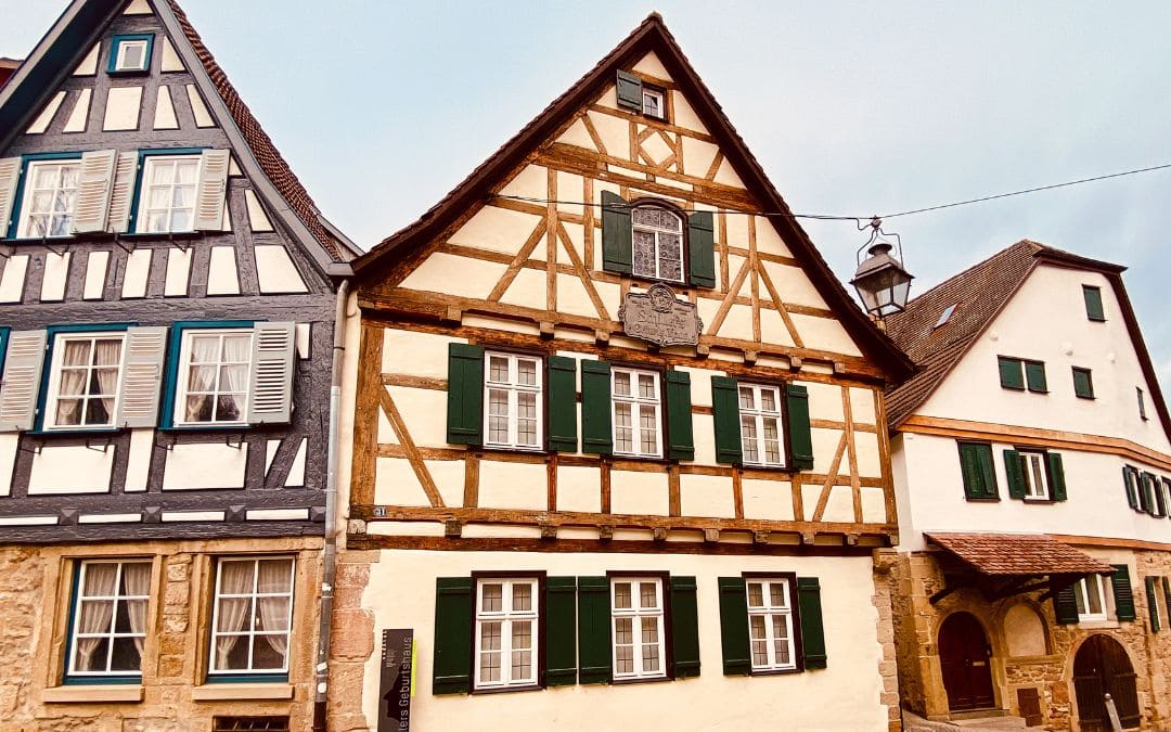 Schillers Geburtshaus in Marbach am Neckar mit zwei rechts und links angrenzenden Häusern - angiestravelroutes.com