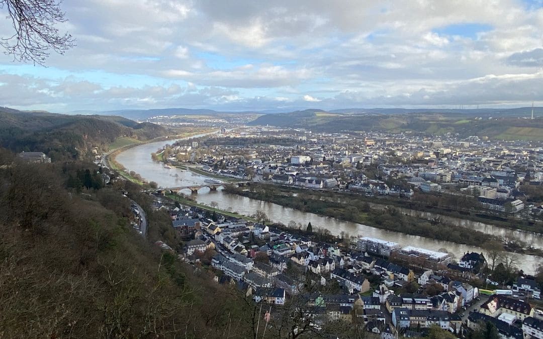 Blick vom Aussichtpunkt Mariensäule auf die Mosel mit der Römerbrücke und Trier
