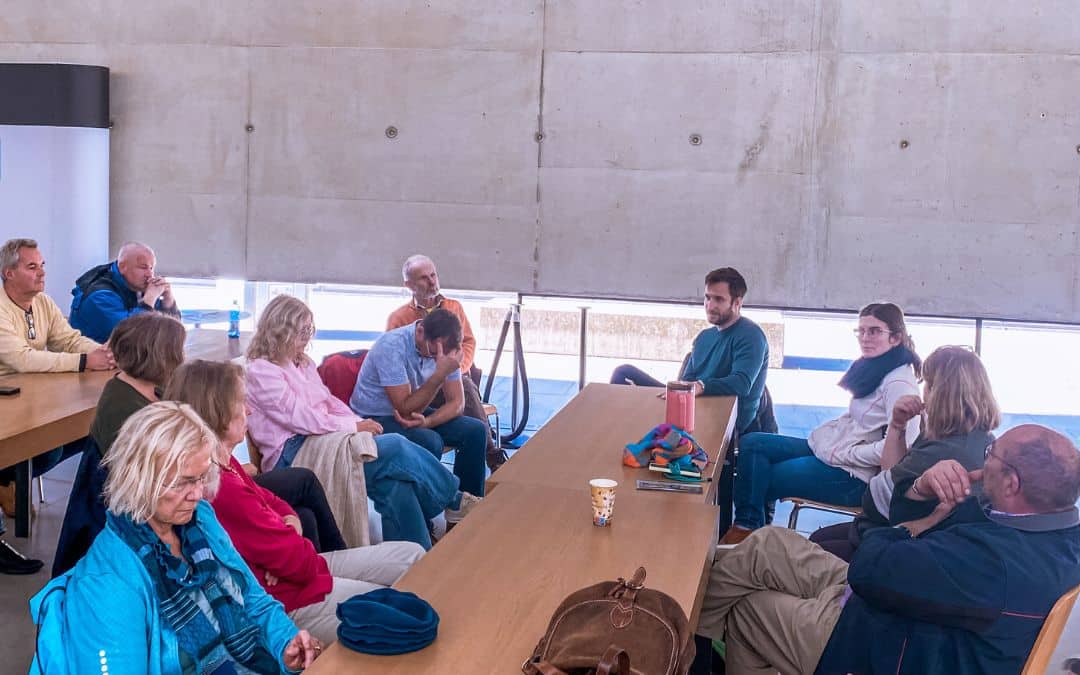 KZ-Gedenkstätte Mauthausen, Österreich - Gruppe in einem Seminarraum - angiestravelroutes.com