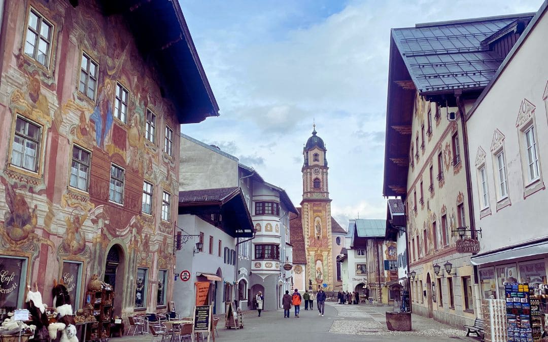 Mittenwald, old town - view from the Obermarkt to the church of St. Peter and Paul, on the right and left house facades with Lüftlmalereien