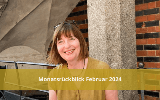 Beitragsbild mit ockerfarbenem Band und weißem Schriftzug "Monatsrückblick Februar 2024" - Angelika lachend mit ockerfarbener Bluse und Sonnenbrille auf dem Kopf - angiestravelroutes.com