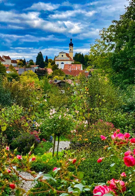 Blick vom blühenden Garten des Münter-Hauses auf Murnau.