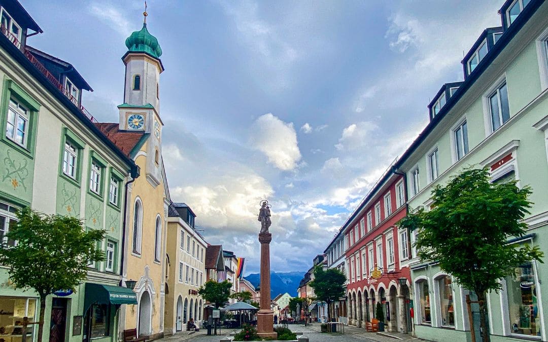 murnau-fussgaengerzone Fußgängerzone in Murnau am Staffelsee mit Mariensäule und pastellfarbenen Häusern