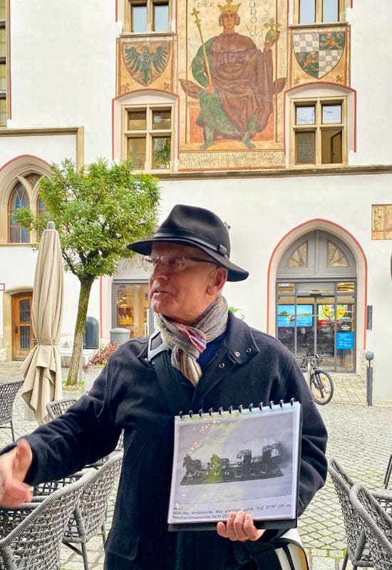 murnau-jac-toelkes-ludwig-der-bayer Jac-Peter Tölkes vor dem Rathaus in Murnau am Staffelsee mit Wandbild von Ludwig dem Bayern