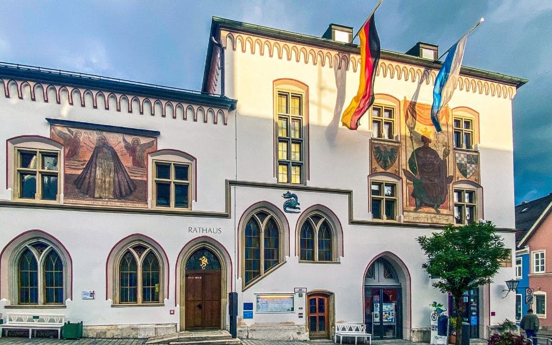 murnau-rathaus Rathaus von Murnau mit bemalter Fassade und zwei Flaggen.