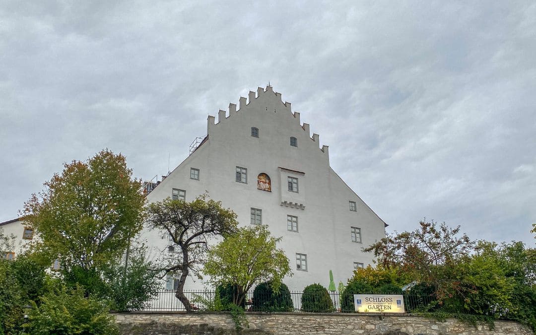 Fassade des Murnauer Schlosses mit zinnengekröntem Giebel.