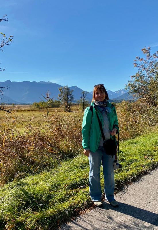 Ich am Weg durchs Murnauer Moos, hinter mir das Alpenpanorama - angiestravelroutes.com