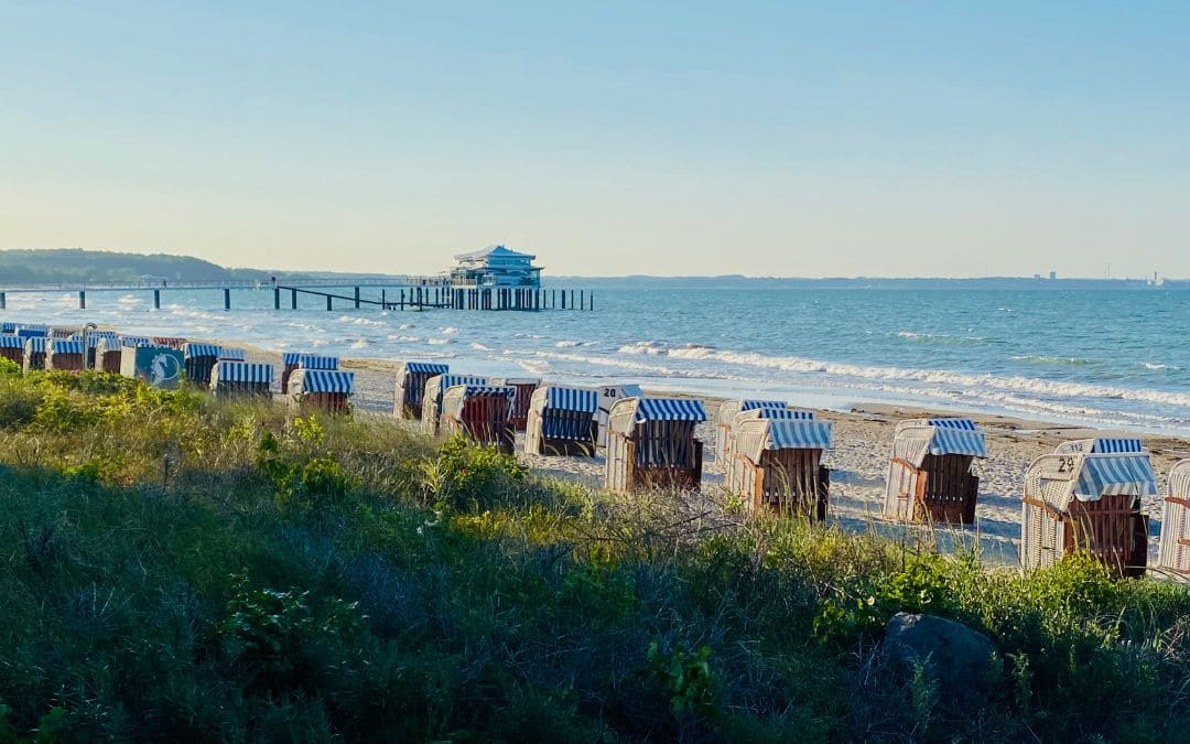 Timmendorfer Strand am Abend - leere Strandkörbe und im Hintergrund die Seeschlösschenbrücke - angiestravelroutes.com