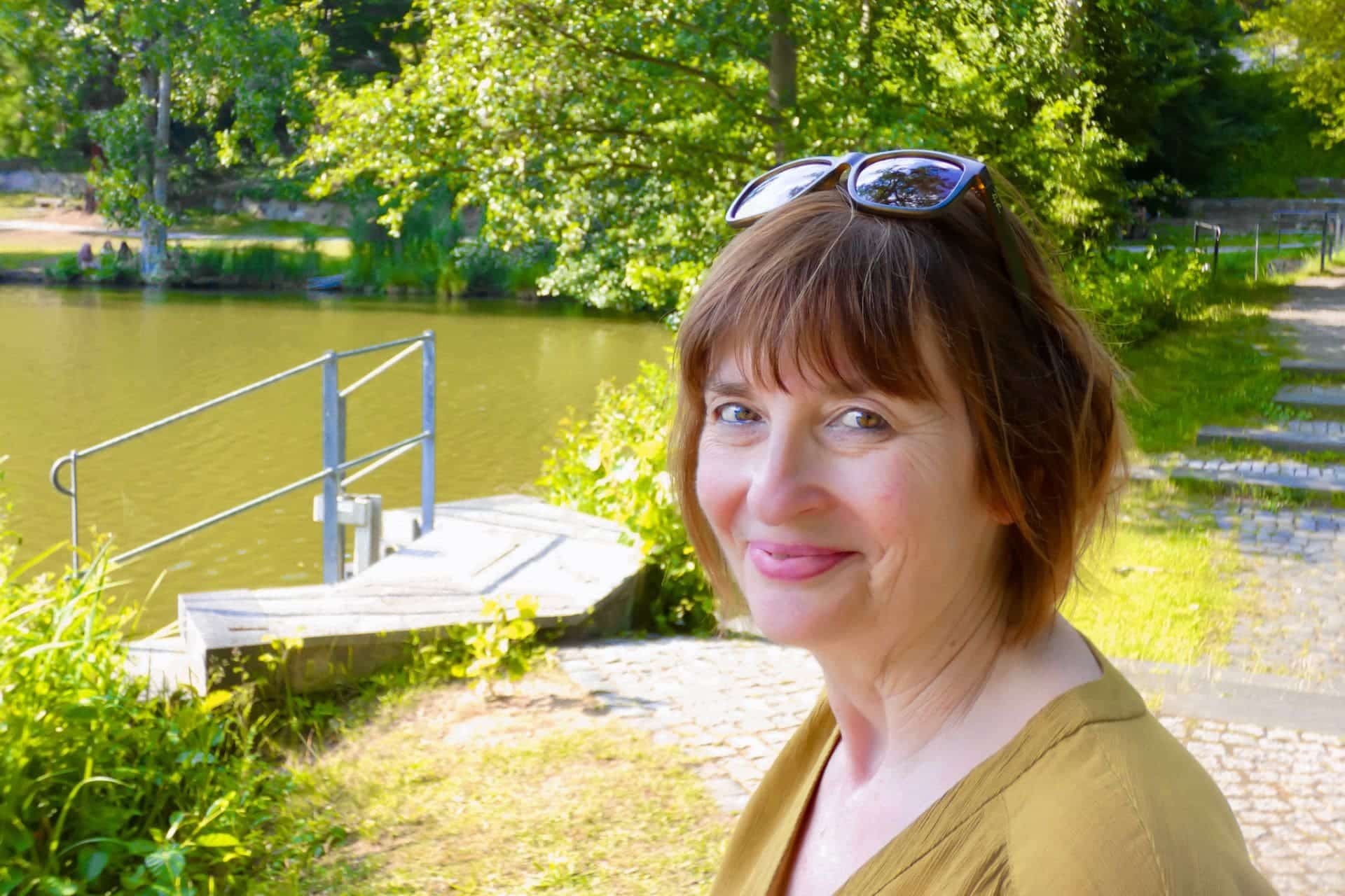 Porträt Angelika Klein beim Spaziergang am Klostersee in Sindelfingen